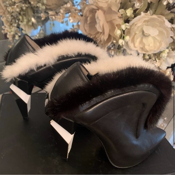 BRAND NEW FENDI ANKLE BOOTS! CHIC! SIZE 6 - Picture 6 of 9